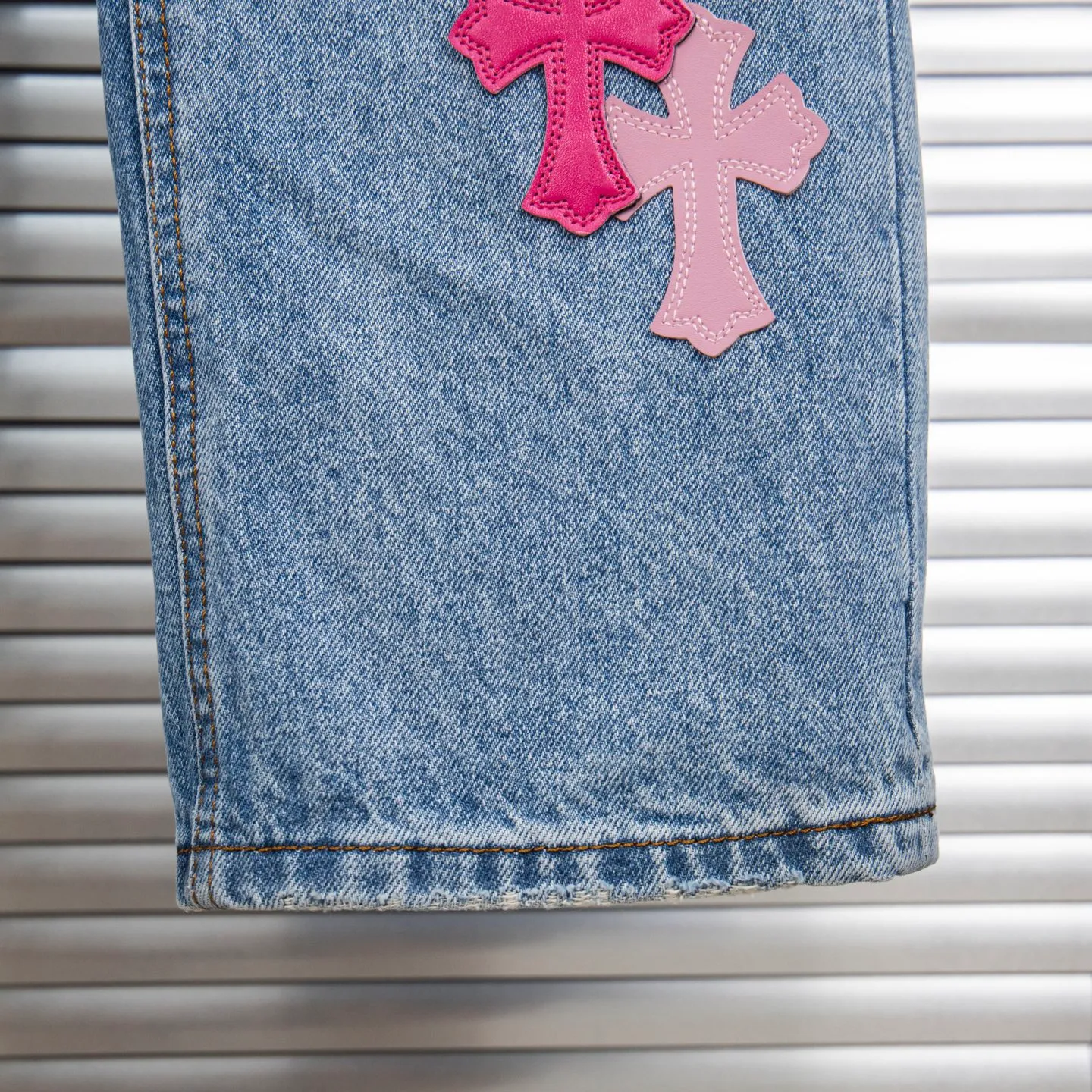 P260 (Higher version, evergreen version) Chrome Hearts 25FW CH blue trousers pink leather cross bamboo jeans. They adopt patchwork elements, mostly in the shape of a cross, with glitter on the leather surface. Unique design, simple and elegant details, exquisite workmanship, neat lines of the entire trousers, and perfect details! It’s also so cool that both men and women can easily control it. It’s a gender-neutral trendy up version. Style number: 1728 Color: blue pants and pink leather Size: 28 30 32 34 36